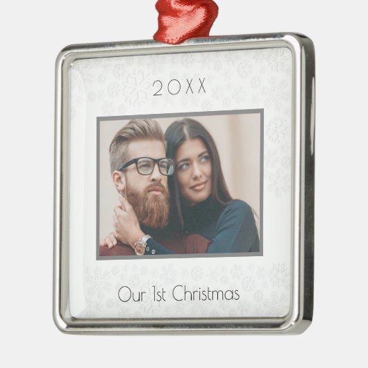 1e kerstfoto van getrouwd stel wit metalen ornament (Links)