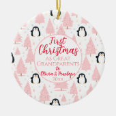 1e Kerstmis Als Grote Grootouders Pinguïn Roze Keramisch Ornament (Voorkant)