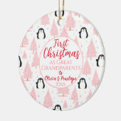 1e Kerstmis Als Grote Grootouders Pinguïn Roze Keramisch Ornament (Links)