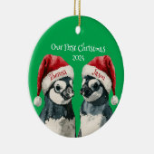 1e Kerstmis Gepersonaliseerde Pinguïns Santa hoede Keramisch Ornament (Rechts)