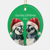 1e Kerstmis Gepersonaliseerde Pinguïns Santa hoede Keramisch Ornament (Links)