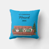 1e Kerstmis Getrouwd 2025 | Cute Cozy Couch Nieuwg Kussen (Achterkant)