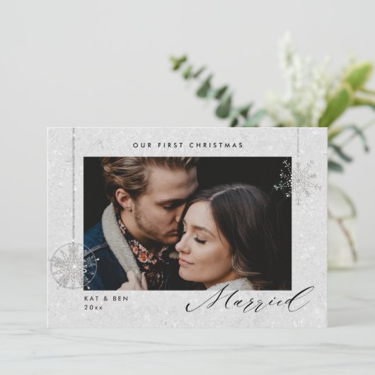 1e Kerstmis Getrouwd Witte Sparkles Moderne Foto Feestdagenkaart (Staand voorkant)