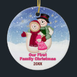 1e Kerstmis roze Frosty Snowman Familie Keramisch Ornament<br><div class="desc">Frosty the Snowman met Mrs Frosty en baby meisje Frosty met sneeuwvlokken achtergrond. Ze zijn winterkleding in sjaal,  pet en wanten. Uniek ornament heeft datumgebied klaar voor u om aan te passen.</div>