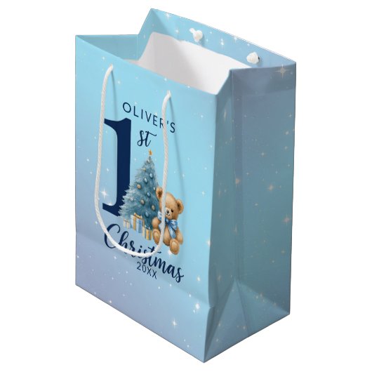 1e Kerstteddybeer met blauwe boom Medium Cadeauzakje (Voorkant Gekanteld)