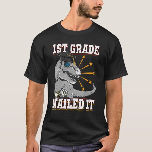 1e klas genageld It Rex Dinosaur afgestudeerd afge T-shirt (Voorkant)
