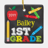 1e klas Keepsake Chalkboard Kleurrijke Kinder Keramisch Ornament (Voorkant)