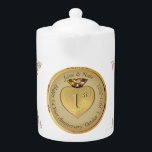 1e of 50e Gouden Oker Theepot<br><div class="desc">Helaas, een heerlijke, klassiek ontworpen theepot om hun 1e of 50e huwelijksverjaardag te eren met een hartsembleem en medaillontekst, hoe bijzonder is dat?! Gouden oker met hartafbeeldingen, voor een vleugje romantiek. Als u wilt dat er een aanpassing of illustratie gemaakt alleen voor u, stuur me een bericht en ik krijg...</div>