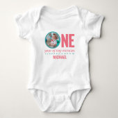 1E VERJAARDAG BABYKLEDING AANGEPASTE FOTO & TEKST ROMPER (Voorkant)