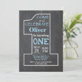 1e Verjaardag Jongen Blauw Krijtbord Uitnodiging (Staand voorkant)