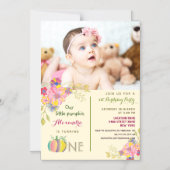 1e Verjaardag Meisje Pompoen Roze Bloemen Foto Magnetische Uitnodiging (Voorkant)