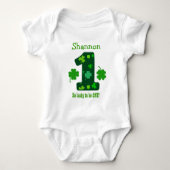 1e Verjaardag Meisje Shamrock Nummer Custom Name V Romper (Voorkant)