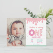 1e Verjaardag Roze Donut Uitnodiging met afbeeldin (Staand voorkant)