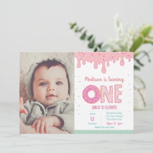 1e Verjaardag Roze Donut Uitnodiging met afbeeldin (Staand voorkant)