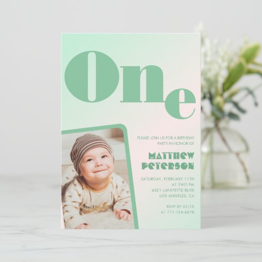 1e verjaardag uitnodigingen Boy Green Gradient Fot (Staand voorkant)