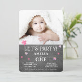 1e verjaardagsuitnodiging Schattige schoolbord roz Kaart (Staand voorkant)