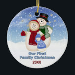1st Christmas Blue Frosty Snowman Familie Keramisch Ornament<br><div class="desc">Frosty the Snowman met Mrs Frosty en baby boy Frosty met sneeuwvlokken achtergrond. Ze zijn winterkleding in sjaal,  pet en wanten. Uniek ornament heeft datumgebied klaar voor u om aan te passen.</div>