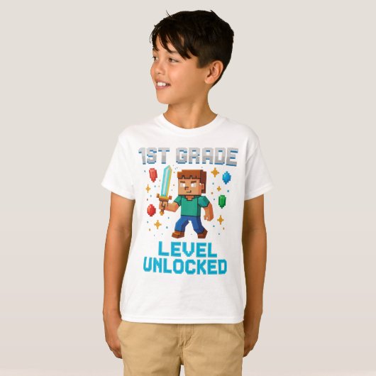 1st Grade Level Unlocked T-Shirt – Leuke Pixel Gam (Voorkant volledig)