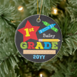 1ste graad eerste graad Keepomwille Chalkboard kle Keramisch Ornament<br><div class="desc">Deze eersteklas versiering is voorzien van een ster, een liniaal, een potlood, krijtjes en een dikke, kleurrijke leuke typografie! Klik de aanpassingsknoop voor meer opties om de tekst te wijzigen! De variaties van dit ontwerp, extra kleuren, evenals de coördinerende producten zijn beschikbaar in onze winkel, zazzle.com/store/doodlelulu. Neem contact met ons...</div>
