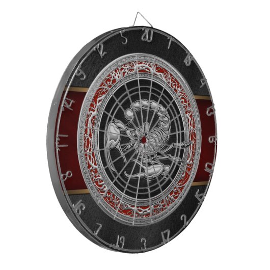 [200] Sacred Silver Scorpion op zwart Dartbord (Voorkant Links)