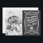 2013 Chalkboard Typografie-kerstkaart Feestdagenkaart<br><div class="desc">Dit trendy kerstflatkaartontwerp van de spottende Olijf is voorzien van een kartonnen typografie met de woorden "Wij wensen u een zeer prettig kerstfeest en een gelukkig nieuwjaar 2013" op een kerkbordachtergrond. Op de achterzijde is een stijlvol chevron-patroon aangebracht. Eenvoudig aan te passen met uw foto en tekst. Klik op de...</div>