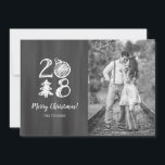 2018 Krijtbord Doodle Kerstfoto Feestdagenkaart<br><div class="desc">Ontvang "oohs en aahs" van familie en vrienden dit kerstseizoen wanneer u dit unieke kerstkaartontwerp met een krijtbordachtergrond met grillige typografie en doodle-pictogrammen de tekst "2018" stuurt! Neem contact met ons op als u wilt dat dit ontwerp wordt aangepast voor uw specifieke aantal foto's of als u dit ontwerp wilt...</div>