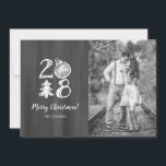 2018 Krijtbord Doodle Kerstfoto Feestdagenkaart<br><div class="desc">Ontvang "oohs en aahs" van familie en vrienden dit kerstseizoen wanneer u dit unieke kerstkaartontwerp met een krijtbordachtergrond met grillige typografie en doodle-pictogrammen de tekst "2018" stuurt! Neem contact met ons op als u wilt dat dit ontwerp wordt aangepast voor uw specifieke aantal foto's of als u dit ontwerp wilt...</div>