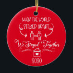 2020 Covid Couple Romantic Kerstmis Keramisch Ornament<br><div class="desc">Toen de wereld uit elkaar bleef,  bleven we samen. Een als cadeau.</div>