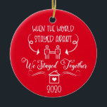 2020 Covid Couple Romantic Kerstmis Keramisch Ornament<br><div class="desc">Toen de wereld uit elkaar bleef,  bleven we samen. Een als cadeau.</div>