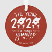 2020 Het jaar dat we Gnome Funny Covid Pun bleven Ornament (achterkant)