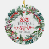2020 Jaar We bleven thuis Holly Wreath Kerstmis Keramisch Ornament (Achterkant)