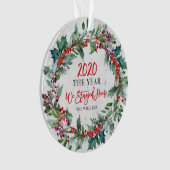 2020 Jaar We bleven thuis Holly Wreath Kerstmis Ornament (voorkant)