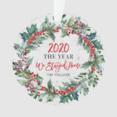 2020 Jaar We bleven thuis Holly Wreath Kerstmis Ornament (voorkant)