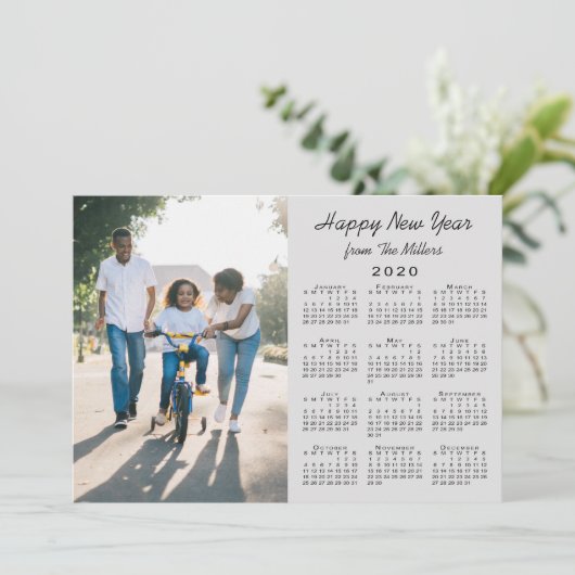 2020 Kalender Modern Grijs 2 Foto Gelukkig Nieuwja Feestdagenkaart (Staand voorkant)