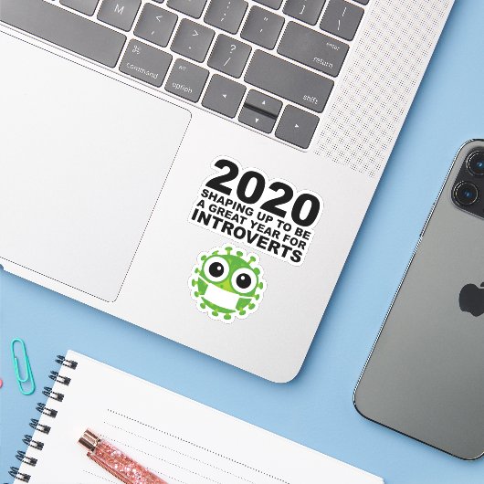 2020 wordt een geweldig jaar voor introverte mense sticker (Laptop met iPhone)