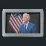 2021 Joe Biden US President Portrait Gesp<br><div class="desc">De foto toont een moment in 2021 van President Joe Biden, afbeelding is nu een van zijn officiële Amerikaanse presidentiële foto's. Zonlicht stroomt door een raam en werpt een warme gloed op de figuur van een Biden die vol vertrouwen in het midden van het lijst staat. Zijn armen zijn gekruist,...</div>