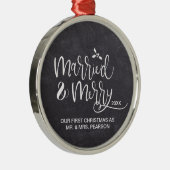 2021 Ons eerste kersthuwelijk met Merry Chalkboard Metalen Ornament (Rechts)