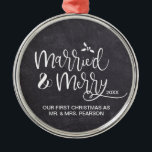 2021 Ons eerste kersthuwelijk met Merry Chalkboard Metalen Ornament<br><div class="desc">De versieringen die het altijd op onze boom lijken te verzinnen,  zijn degenen die gepersonaliseerd zijn. Pas deze versiering aan om je eerste kerstfeest als Mr en Mrs. nog jaren te herinneren. De achtergrond van het karton voor een bijtend gevoel.</div>