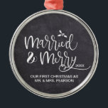 2021 Ons eerste kersthuwelijk met Merry Chalkboard Metalen Ornament<br><div class="desc">De versieringen die het altijd op onze boom lijken te verzinnen,  zijn degenen die gepersonaliseerd zijn. Pas deze versiering aan om je eerste kerstfeest als Mr en Mrs. nog jaren te herinneren. De achtergrond van het karton voor een bijtend gevoel.</div>