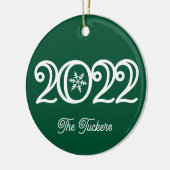 2022 Familienaam Duisternis Donkergroene Kerstmis Keramisch Ornament (Links)