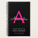 2022 Hot-roze zwart monogram legant Planner<br><div class="desc">2022 Hot Pink and Black Monogram Name and Initiaal Spiral Notitieboek Planner. Dit maakt de perfecte liefhebbende 16 verjaardag,  bruiloft,  vrijgezellenfeest,  verjaardagsdag,  baby shower of vrijgezellenfeest voor iemand die van luxe glam en stijl houdt.</div>
