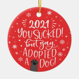 2022 is opgezogen maar heeft een rode foto van een keramisch ornament