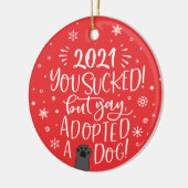 2022 is opgezogen maar heeft een rode foto van een keramisch ornament (Links)