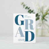 2022 Modern Blue Trendy Typography Guy Afstuderen Uitnodiging Briefkaart (Staand voorkant)