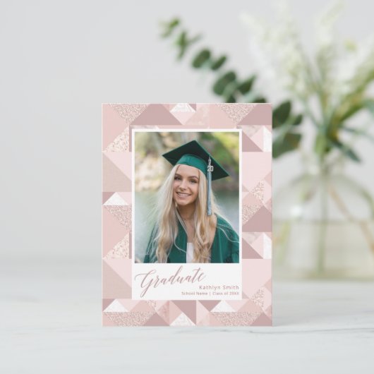 2022 Moderne roze Glitter Script Photo Afstuderen Aankondigingskaart (Staand voorkant)