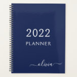 2022 Navy Blauw Witte Vrouwelijke Letter Monogram  Planner<br><div class="desc">2022 Wit en Navy Blauw Monogram Voeg Eigen Tekst Toe 2022 Agenda Bruiloft Evenement Planner. Dit is het ultieme geschenk voor 16e verjaardag,  bruiloft,  bruidsfeest,  jubileum,  babyshower of vrijgezellenfeest voor iemand die glamour en chic stijlen waardeert.</div>