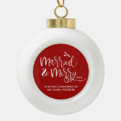 2022 Ons eerste kerstechtgenote Rode Script Keramische Bal Ornament (Voorkant)