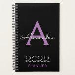 2022 Paars zwart monogram legant Planner<br><div class="desc">2022 Paarse en zwarte monogram naam en Initiaal spiraal Notitieboek Planner. Dit maakt de perfecte liefhebbende 16 verjaardag,  bruiloft,  vrijgezellenfeest,  verjaardagsdag,  baby shower of vrijgezellenfeest voor iemand die van luxe glam en stijl houdt.</div>
