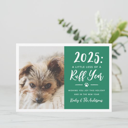 2022 Ruff Year Green Funny Dog Foto Feestdagenkaart (Staand voorkant)