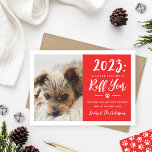 2022 Ruff Year Red Funny Dog Foto Feestdagenkaart<br><div class="desc">2022 is een "iets minder van een roofjaar" geweest! Deze grappige hond op de vakantiefootkaart is voorzien van een foto van uw pop naast de moderne handgeschreven scripttekst en aangepaste tekst die u kunt personaliseren met een aangepast vakantiebericht en een nieuw jaarbericht, de naam van uw huisdier en uw achternaam/familie....</div>